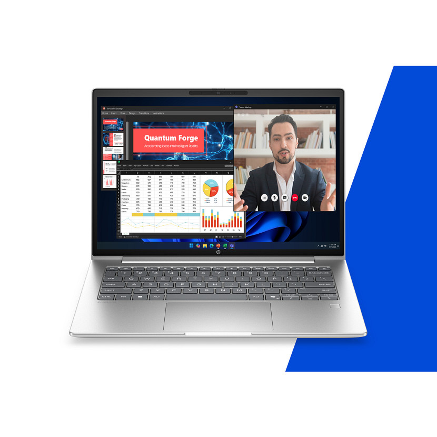 Een man spreekt in een videogesprek op een laptop met spreadsheets en grafieken.