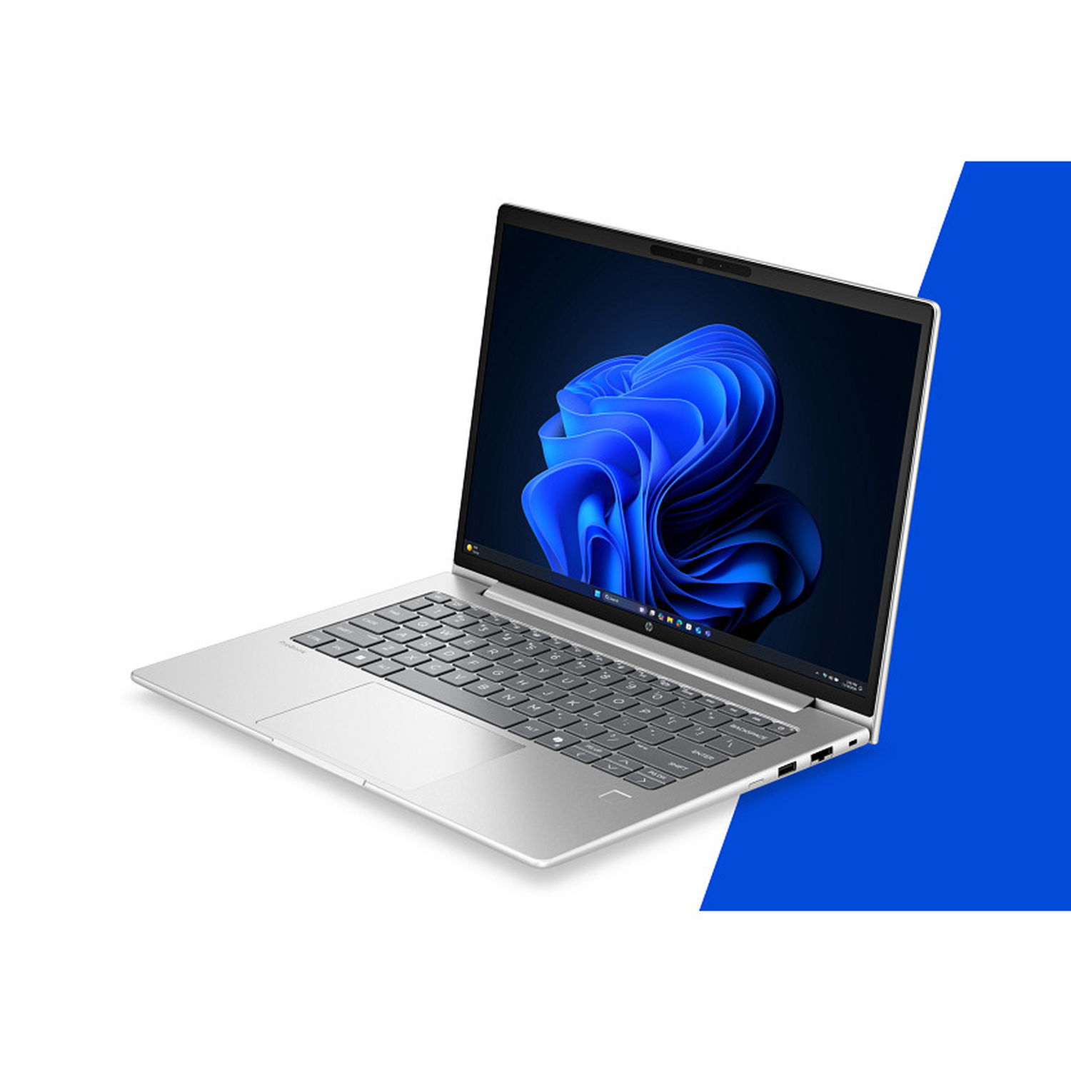 Een zilveren laptop met blauw behang op het scherm, witte achtergrond links.