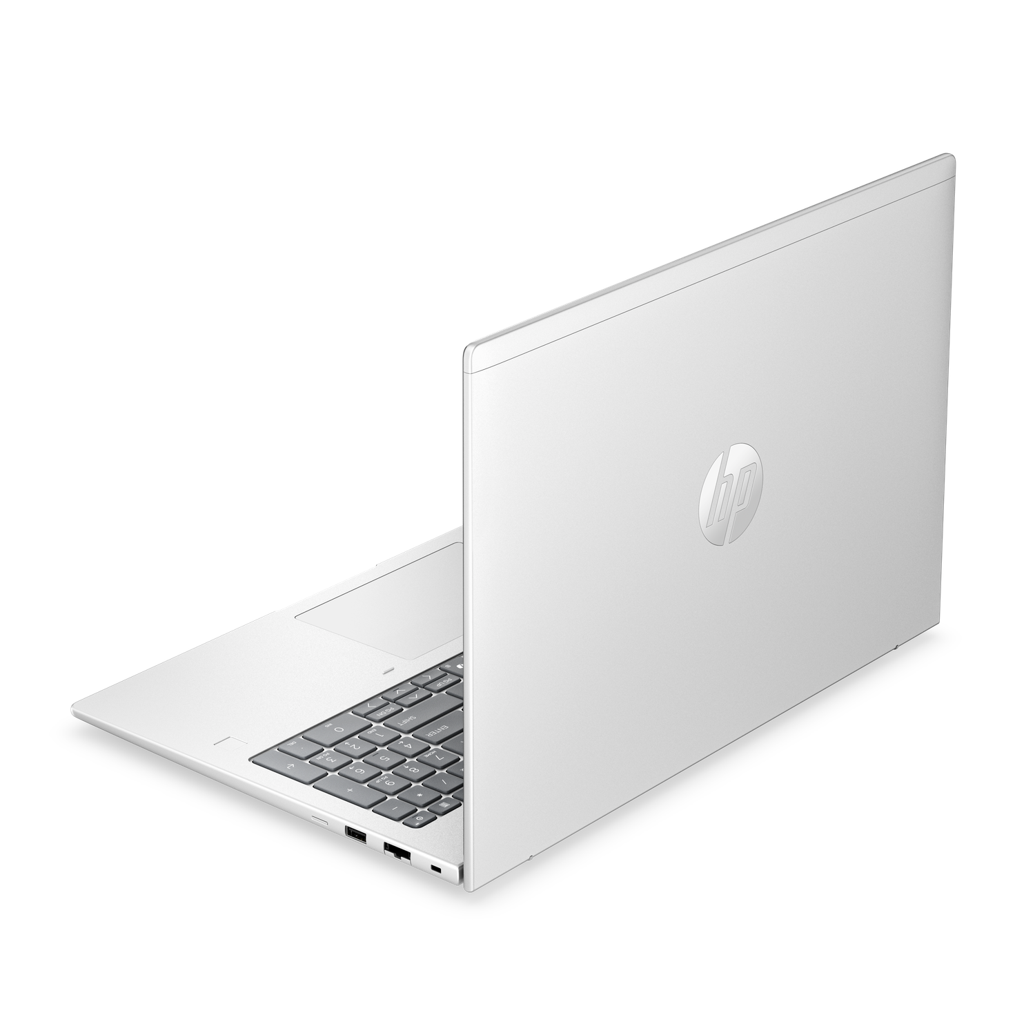 Een zilveren HP laptop, van linksachter getoond, met zichtbaar toetsenbord en poorten.