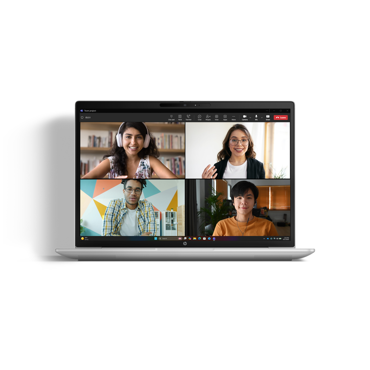 Vier mensen in een videogesprek op een laptopscherm.