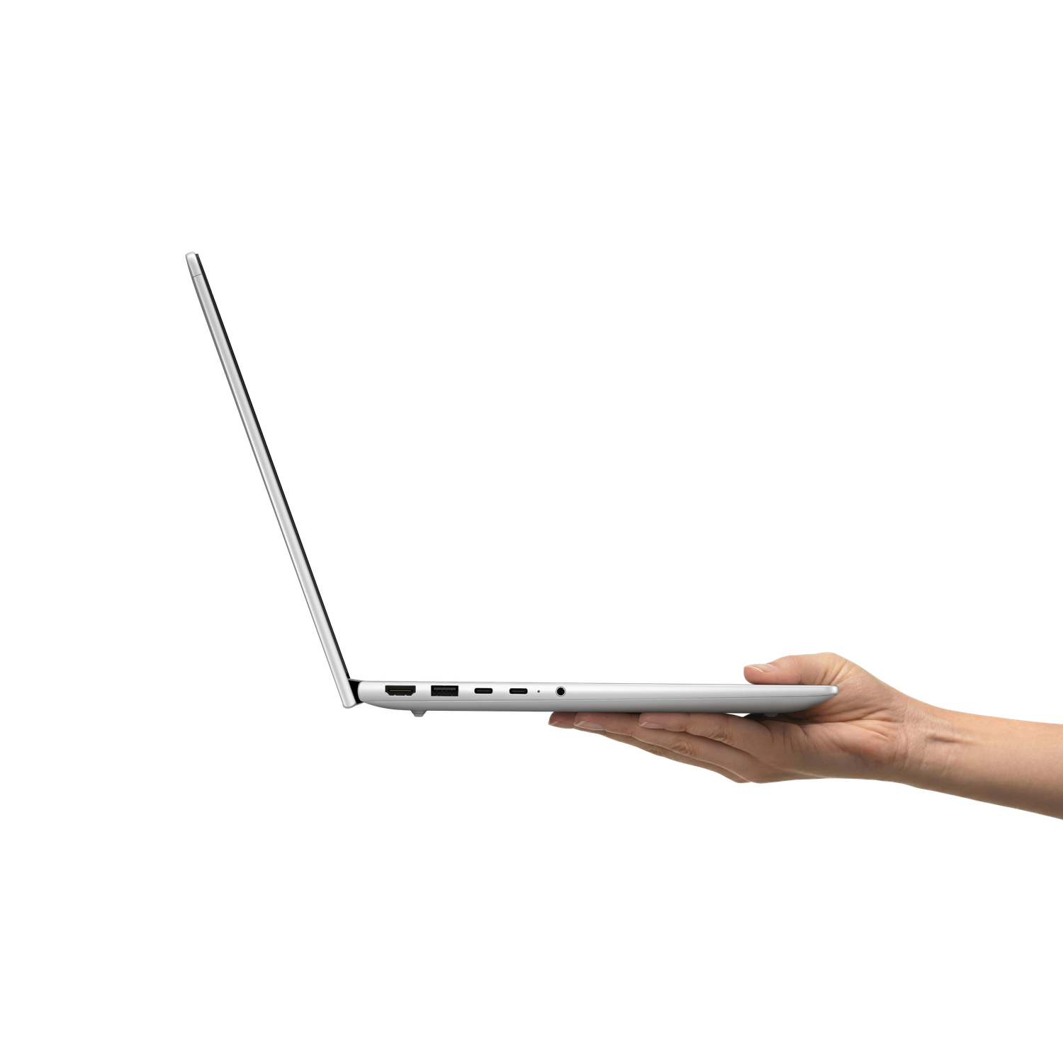 Een hand houdt een open, zilveren laptop vast tegen een witte achtergrond.