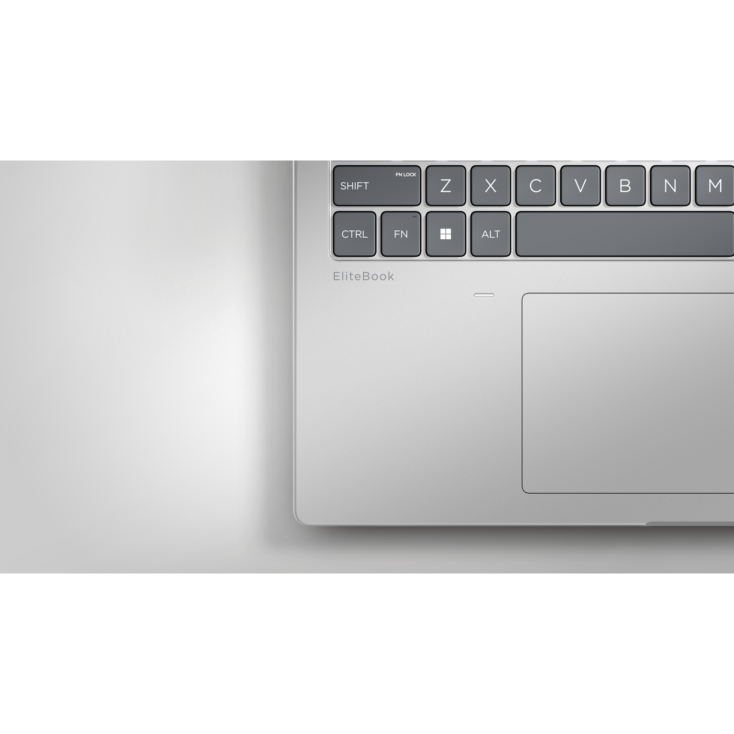 Close-up van een zilver toetsenbord van een laptop met toetsen zoals SHIFT, CTRL, FN, Z, X, C, V, B, N, M.