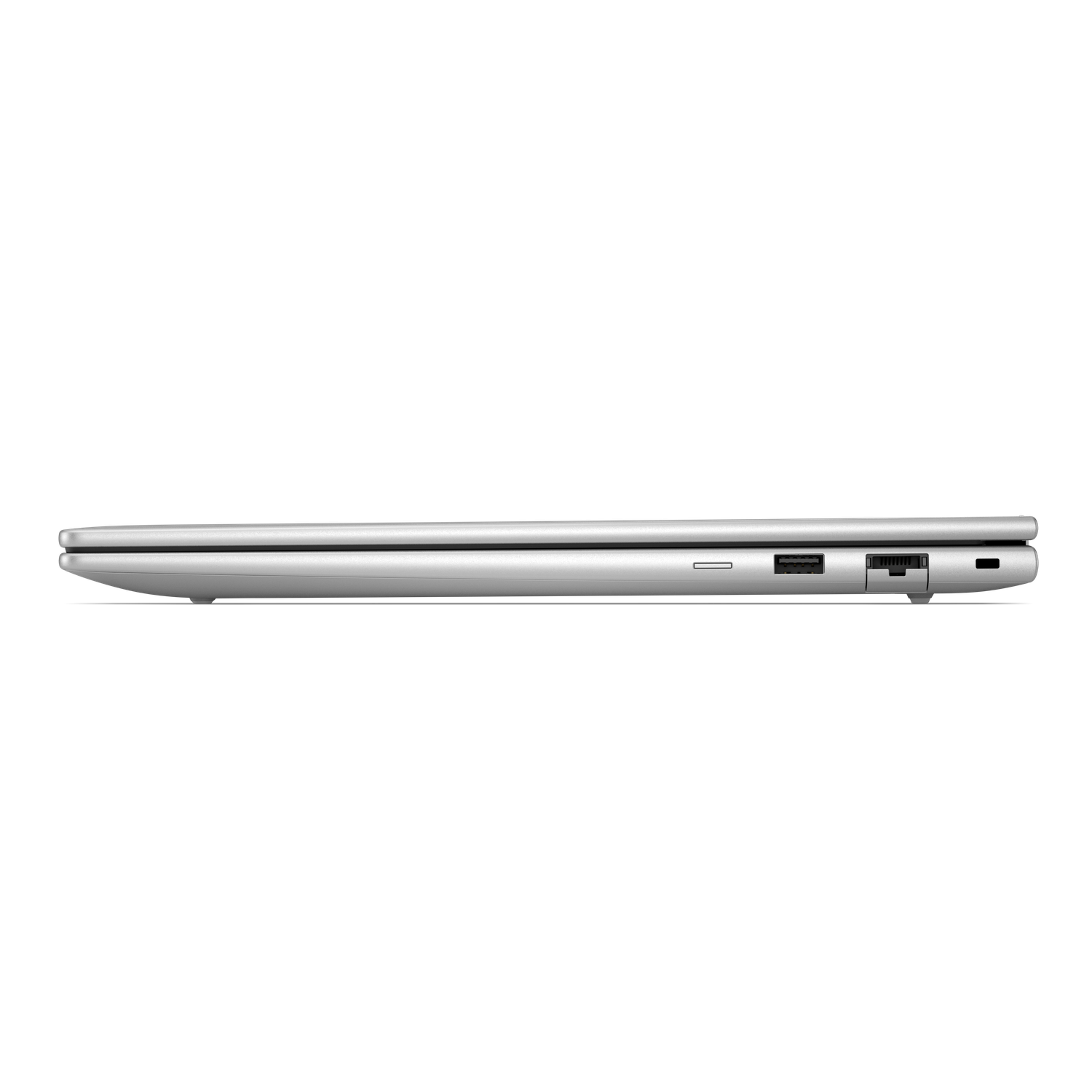 Zij-aanzicht van zilveren laptop met poorten zoals USB en SD-kaartlezer.