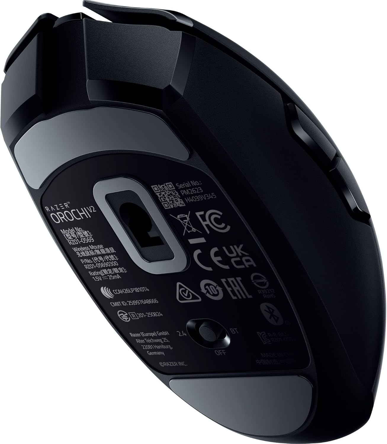 Parte inferior de un ratón para juegos Razer Orochi V2 negro, con números de modelo y serie.