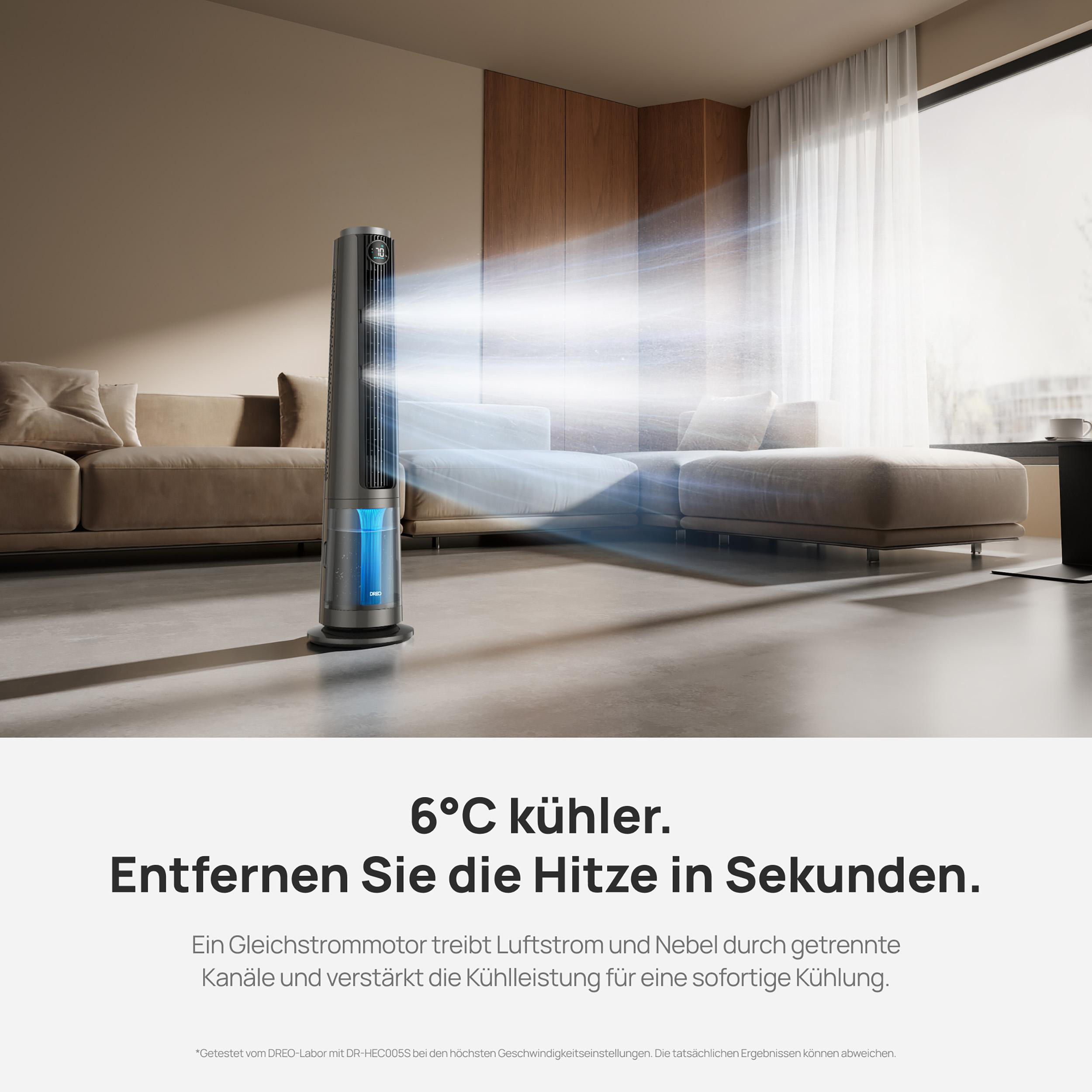 Ein dunkler Turmventilator mit Kühlnebel sprüht Luft in ein Wohnzimmer mit Sofas.