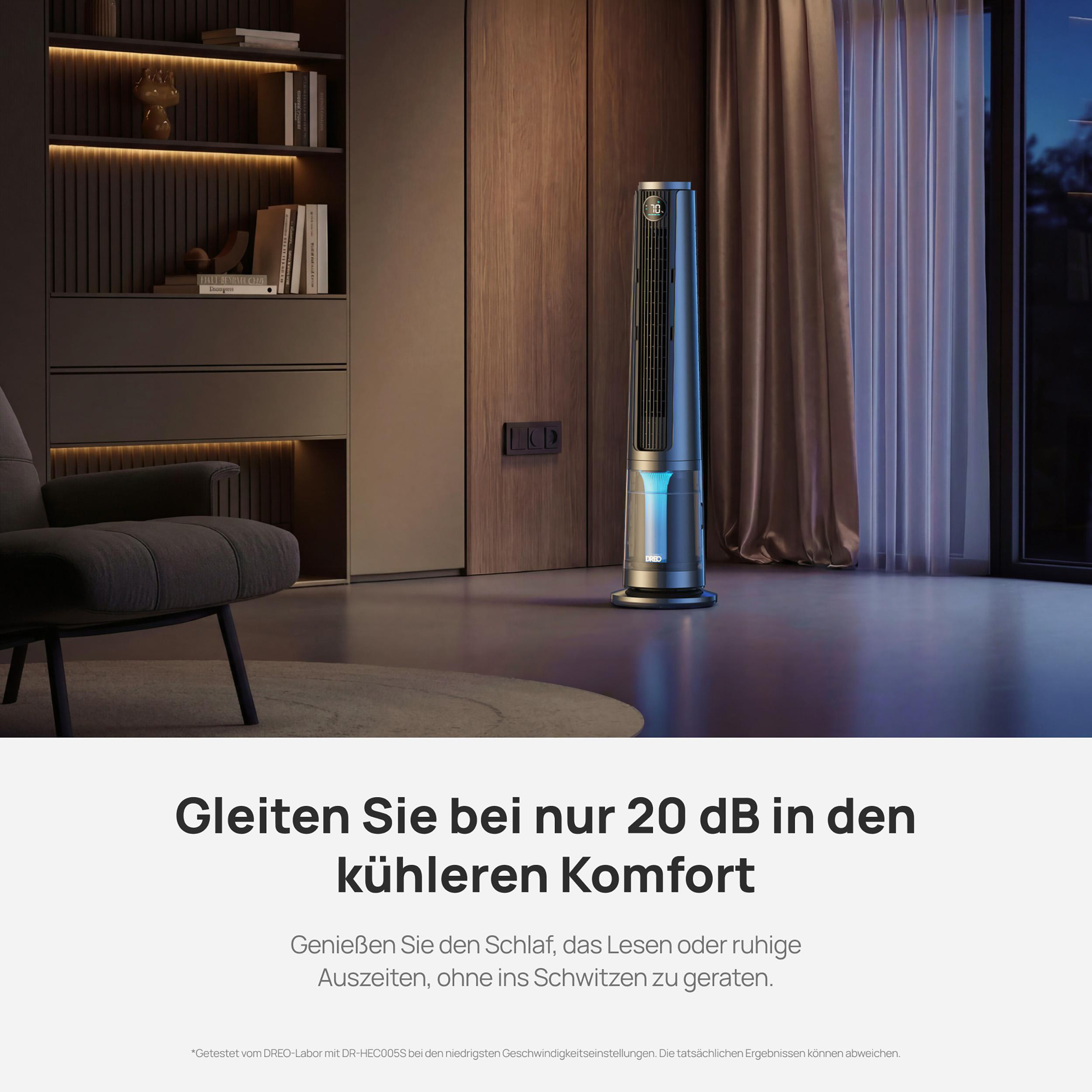 Ein schlanker Turmventilator mit blauem Licht steht neben einem Sessel in einem modernen Raum.
