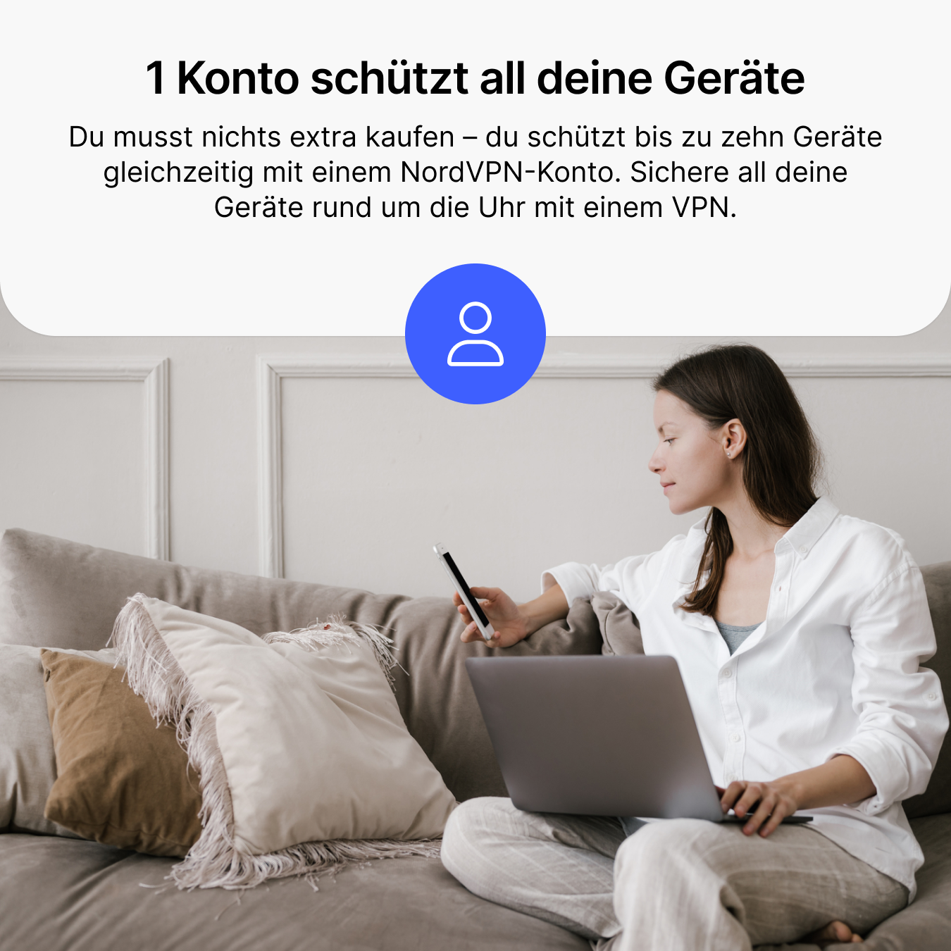 Femme sur canapé avec ordinateur portable et téléphone. Texte : 1 compte protège tous vos appareils.
