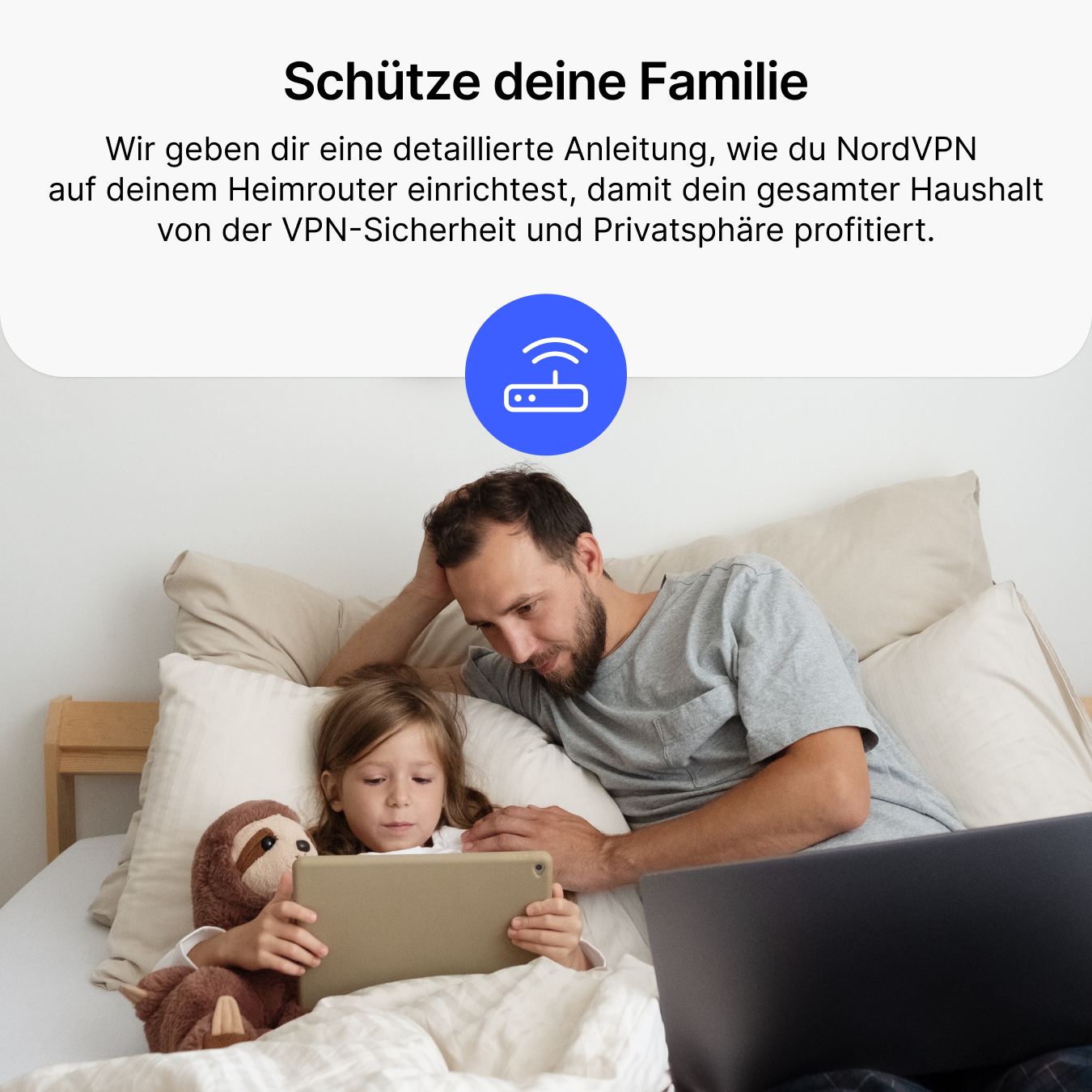 Homme et enfant au lit avec tablette et ordinateur portable, avec icône VPN.