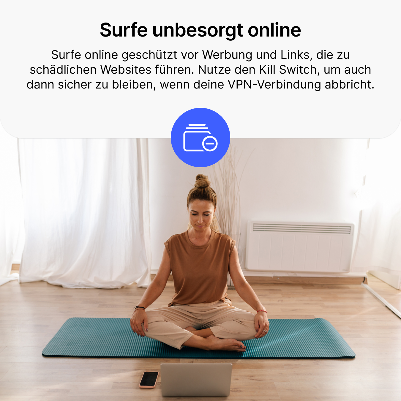 Femme médite sur tapis devant ordinateur portable, avec icône de sécurité.