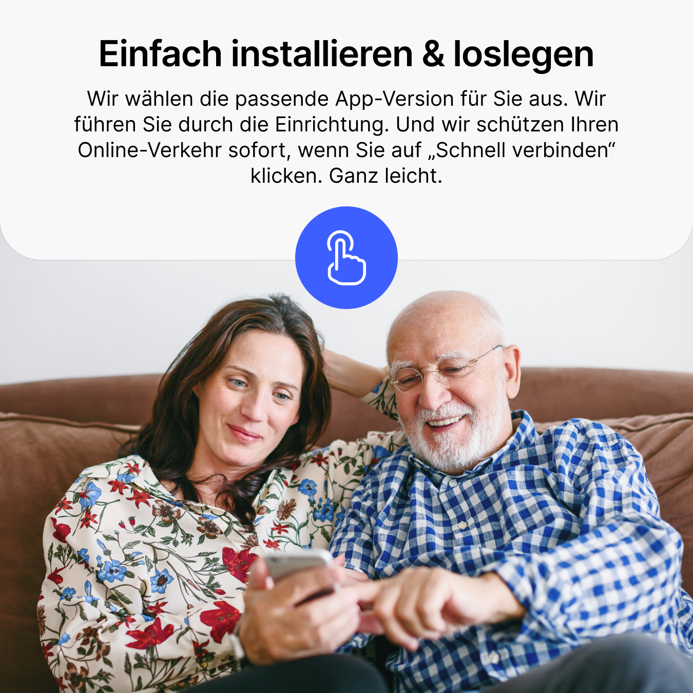 Un couple regarde un téléphone. Une icône bleue montre un doigt qui tape.