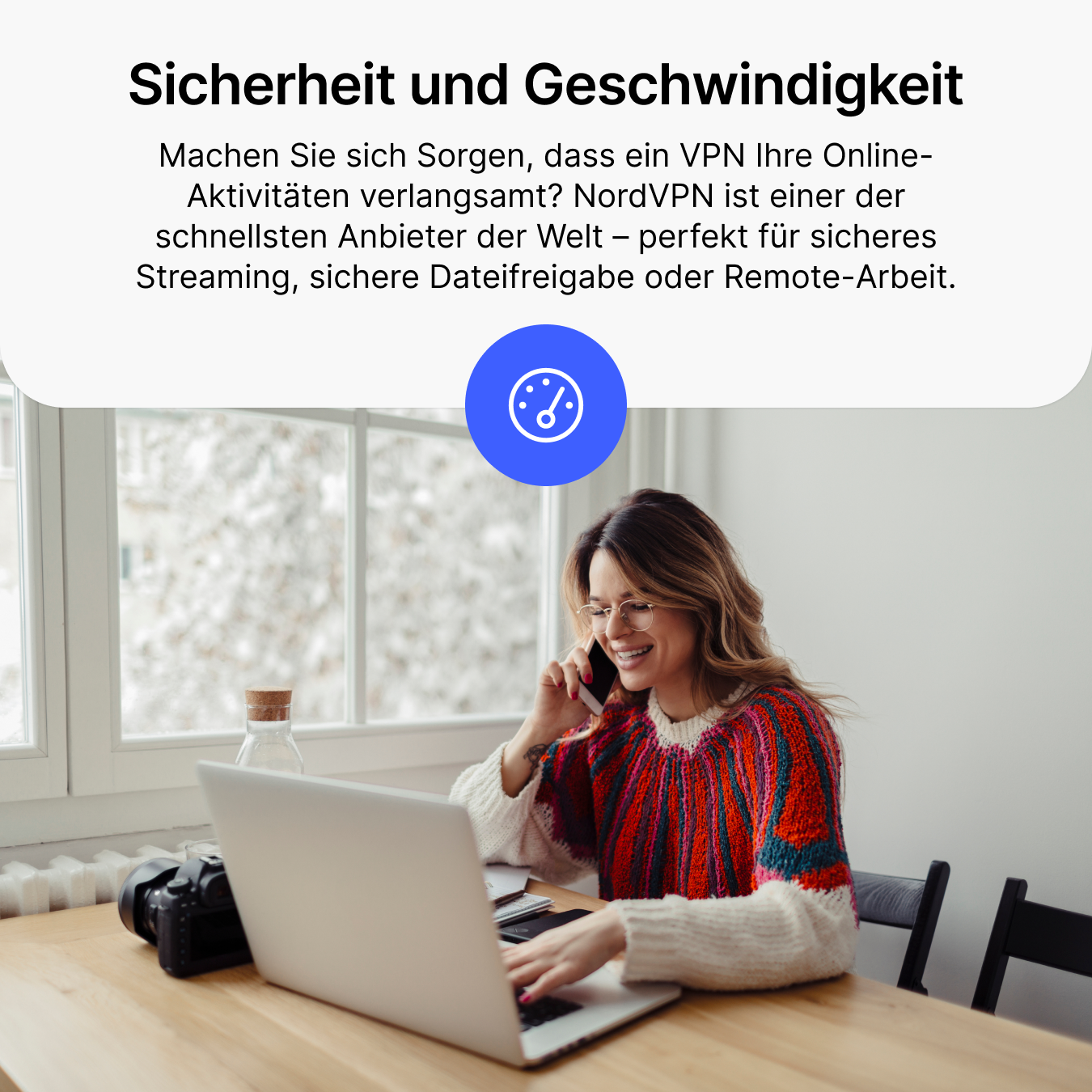 Femme au téléphone, ordinateur portable ouvert, appareil photo à proximité. Texte sur la vitesse VPN.