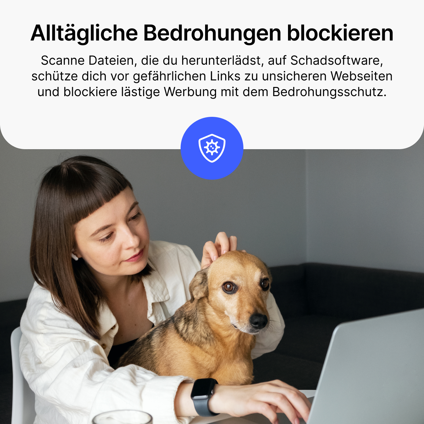 Femme avec chien sur un ordinateur portable, se protégeant des menaces.