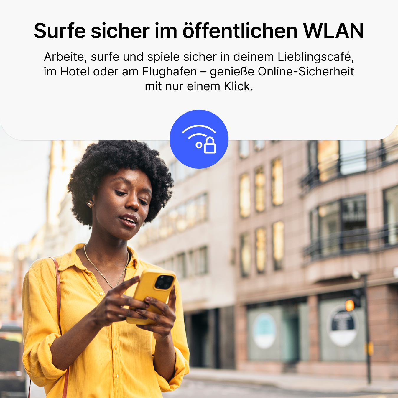 Femme en chemise jaune regarde son téléphone, bâtiments derrière. Icône de cadenas Wi-Fi.