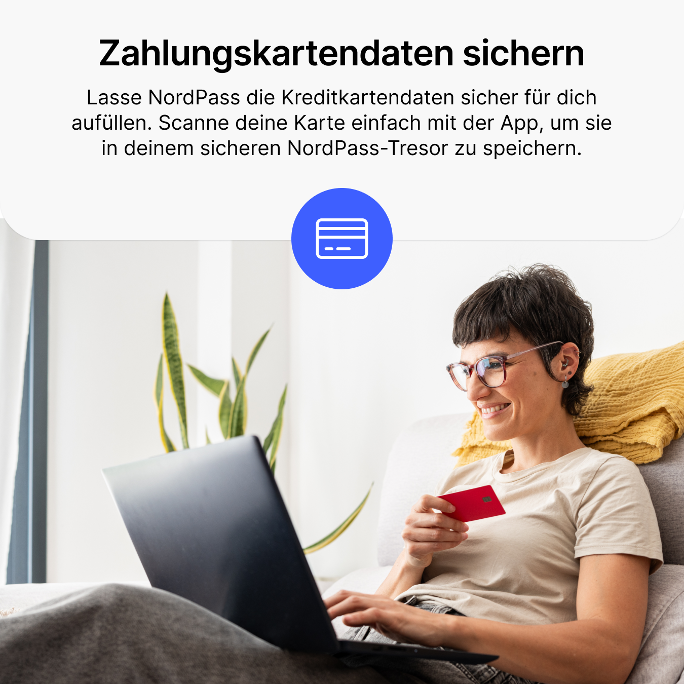 Femme avec lunettes utilise un ordinateur portable et une carte de crédit rouge.