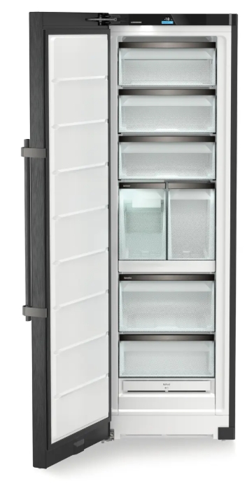 Ein offener Gefrierschrank mit transparenten Schubladen und einem digitalen Display.