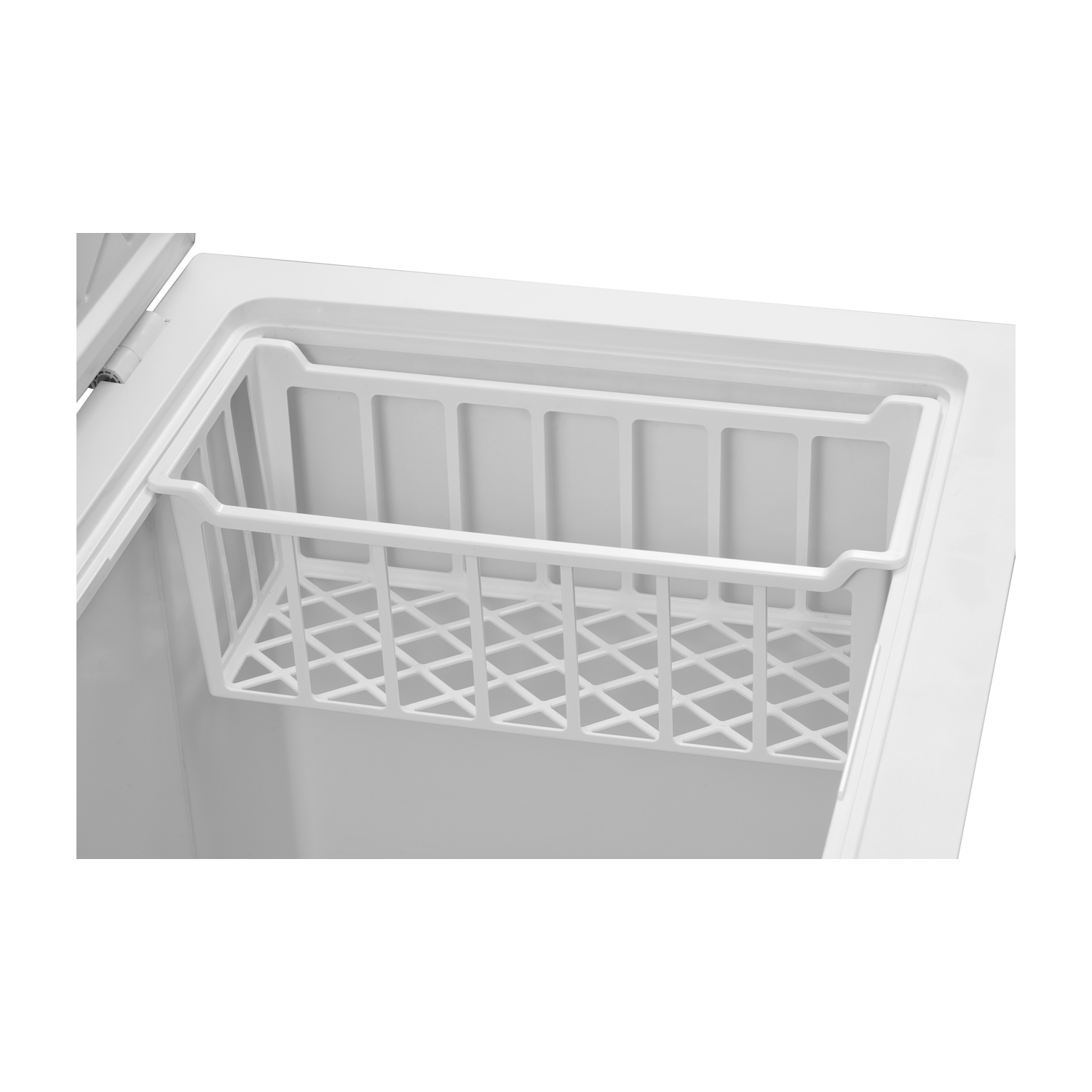 Un cestello bianco per congelatore è posto all'interno di un congelatore aperto in plastica bianca.
