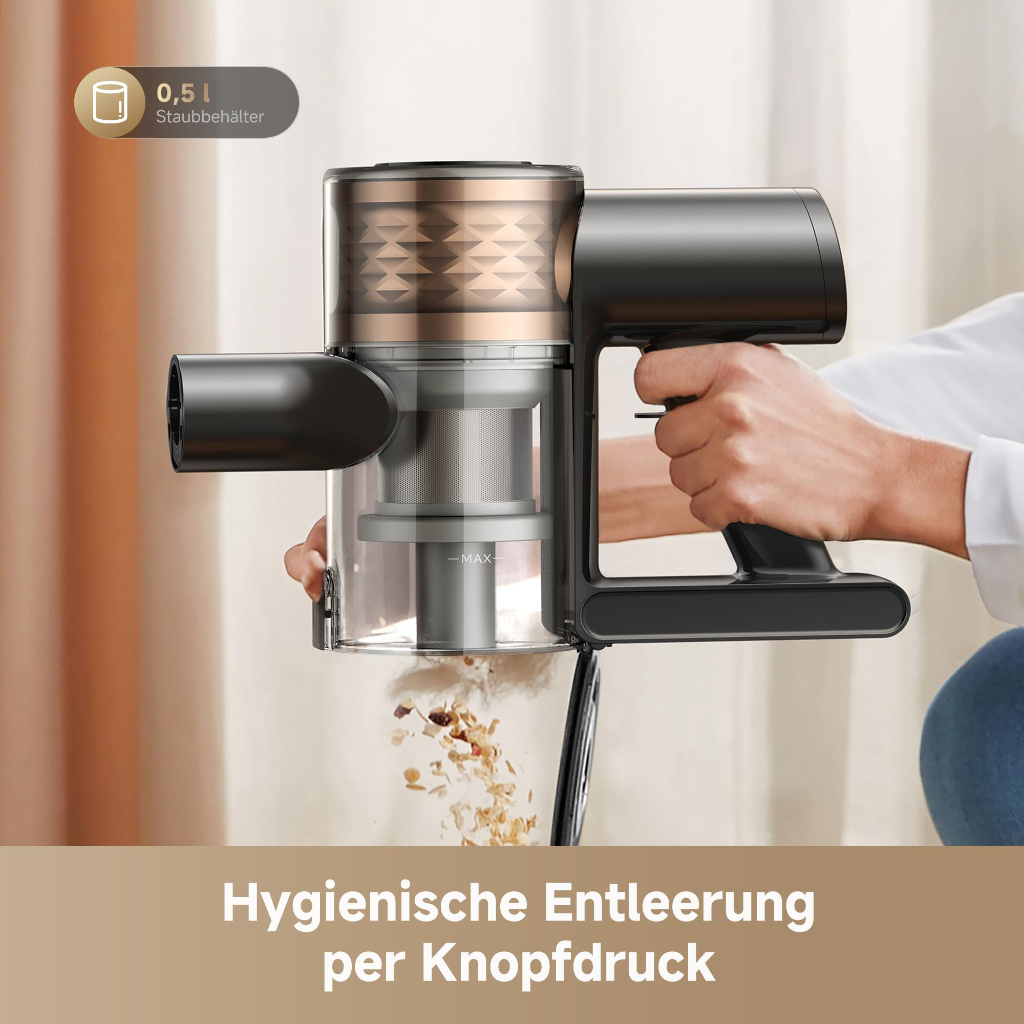 Eine Hand hält einen schwarzen und goldenen Staubsauger mit einem klaren Staubbehälter, der halb voll mit Schmutz ist.