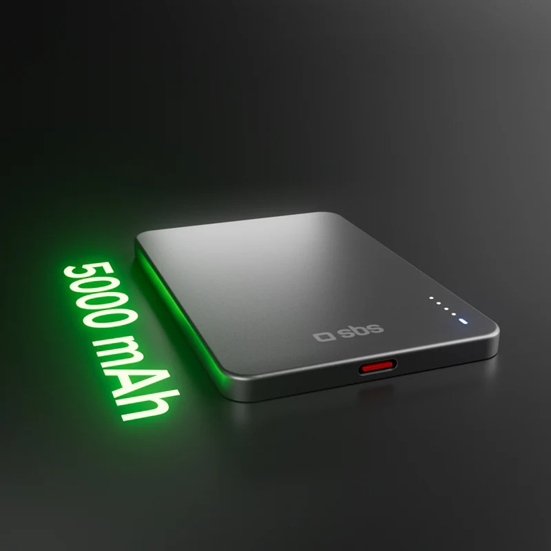 Szara powerbank SBS 5000 mAh, świeci na zielono, z czterema niebieskimi wskaźnikami naładowania.