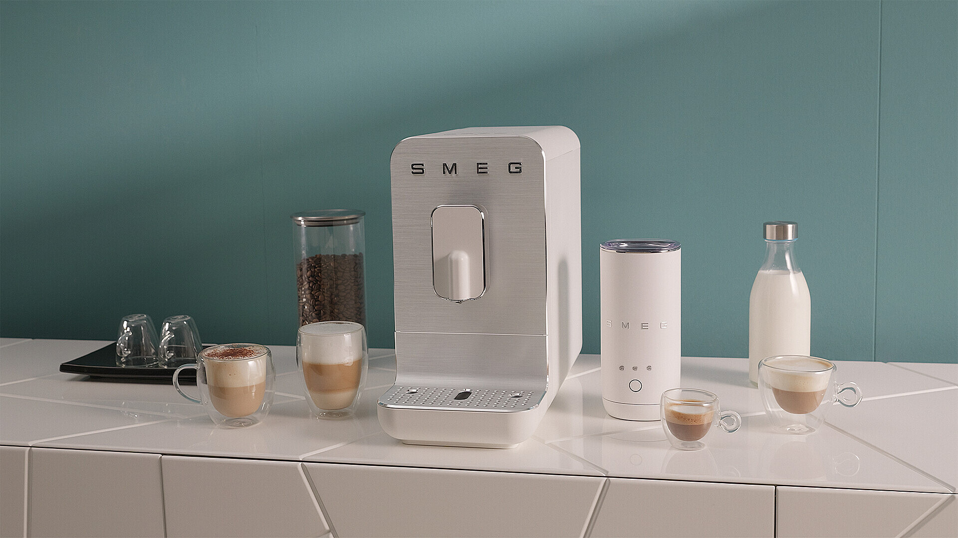 Eine weiße SMEG-Kaffeemaschine mit Kaffeebohnen, Milch und Kaffeetassen.