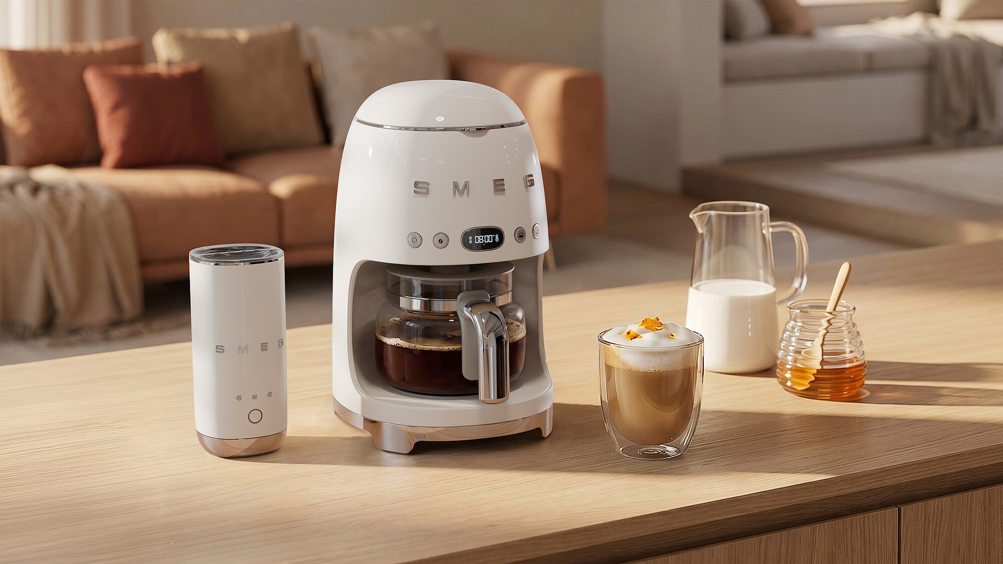 Weiße Smeg-Kaffeemaschine auf einem Holztisch mit Kaffee, Milch und Honig.