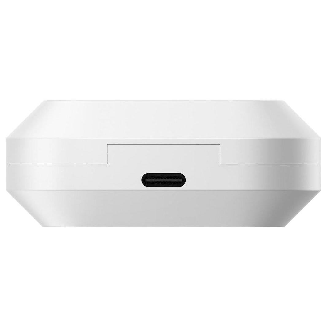 Białe etui ładujące z portem USB-C z przodu, biała powierzchnia.