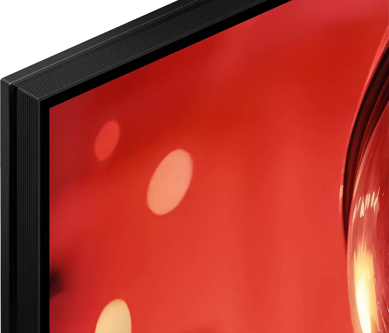 A TV fekete keretének és piros képernyőjének közelképe bokeh fényekkel.