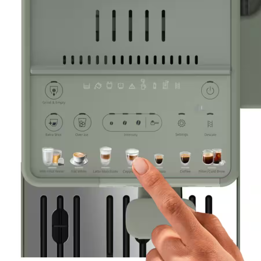 Una mano tocca il pannello di controllo di una macchina da caffè con varie opzioni bevanda.