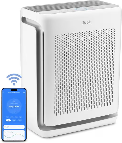 Un purificatore d'aria Levoit bianco accanto a uno smartphone che mostra un'app.