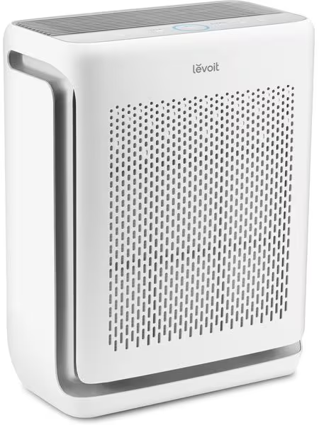Un purificatore d'aria Levoit bianco con lamelle grigie in alto e griglia frontale forata.