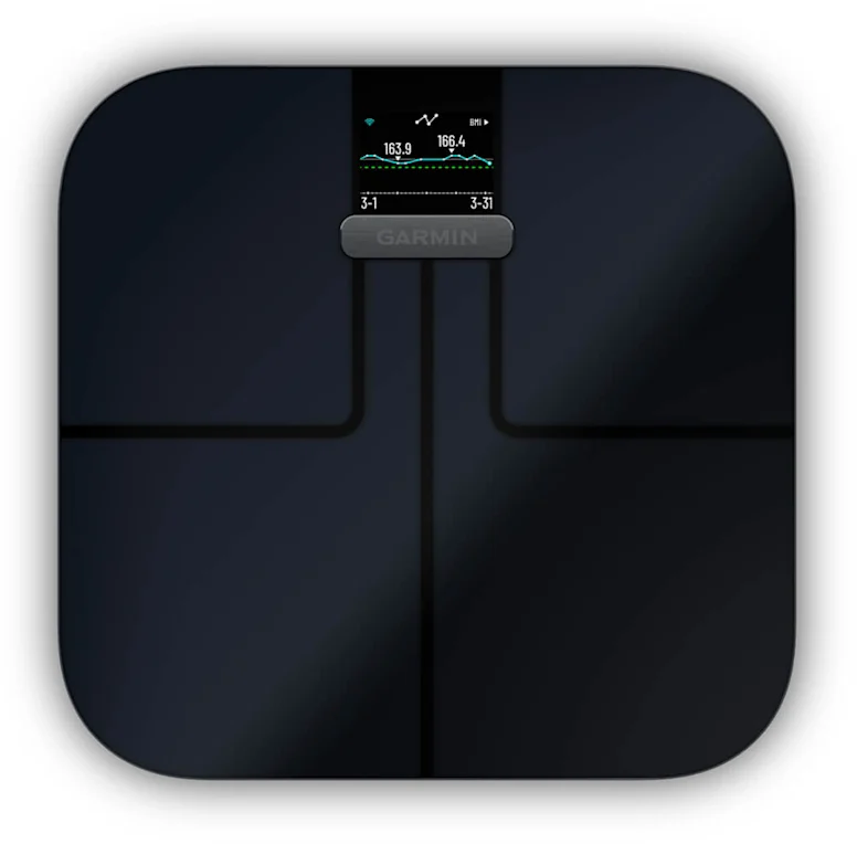 Eine dunkle digitale Personenwaage mit einem kleinen Bildschirm, der Gewicht und BMI anzeigt.