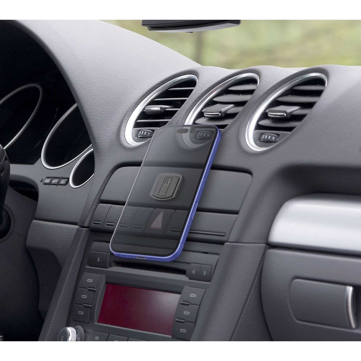 Uno smartphone con custodia blu è fissato sul cruscotto di un'auto.