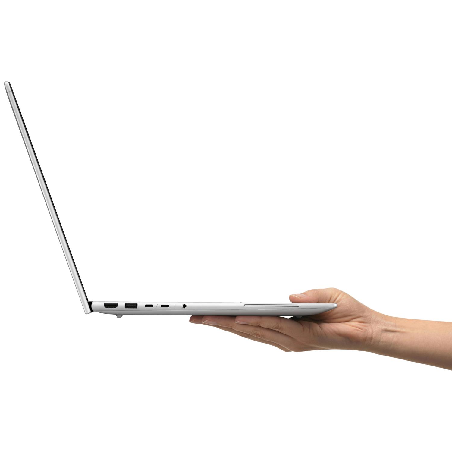 Een hand houdt een open, slanke zilveren laptop vast op een witte achtergrond.