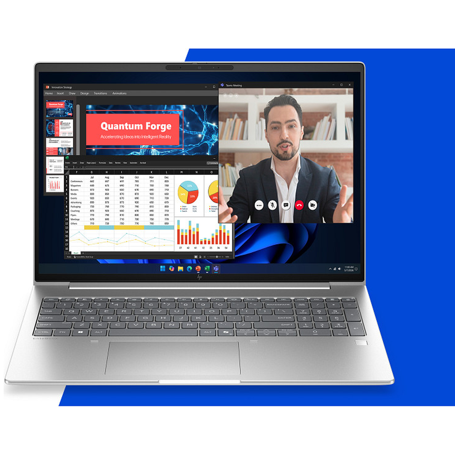 Een man in een pak spreekt via een videogesprek op een laptop met een spreadsheet en grafieken.