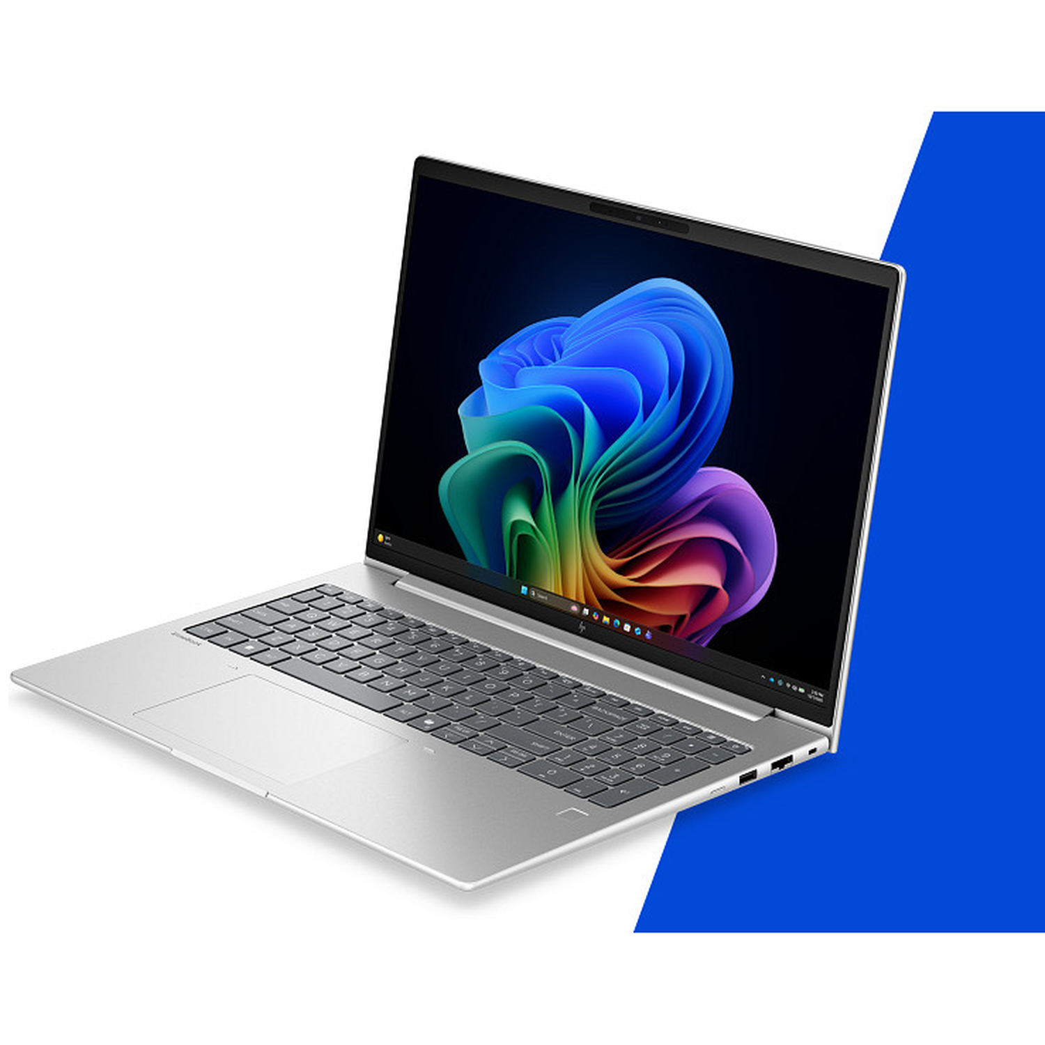 Een zilveren laptop met een kleurrijke achtergrondafbeelding op het scherm.