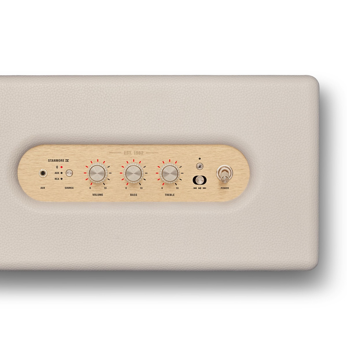 Beige Lautsprecher mit Holzpaneel: Lautstärke-, Bass-, Höhenregler, Quelle, AUX, Power-Knopf.