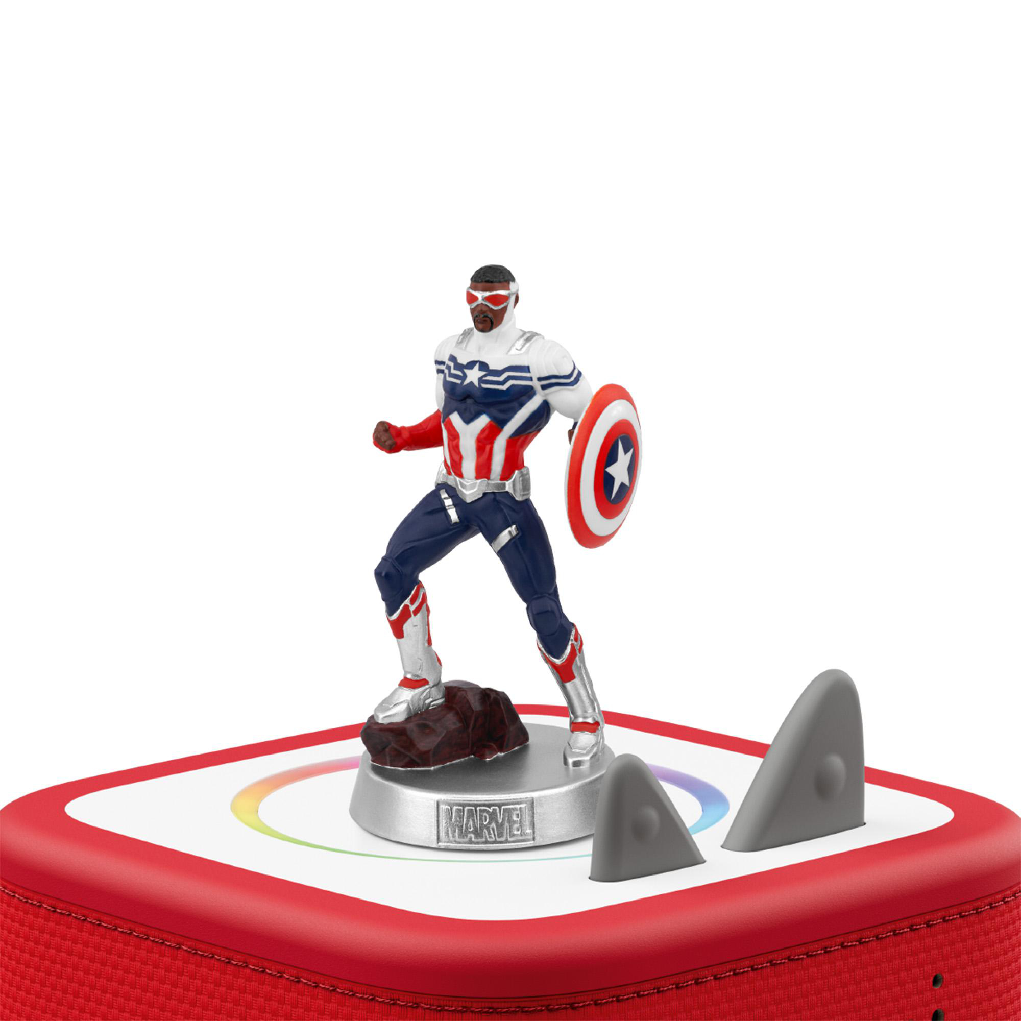 Captain America Figur mit Schild auf rotem Sockel mit Regenbogenlicht.