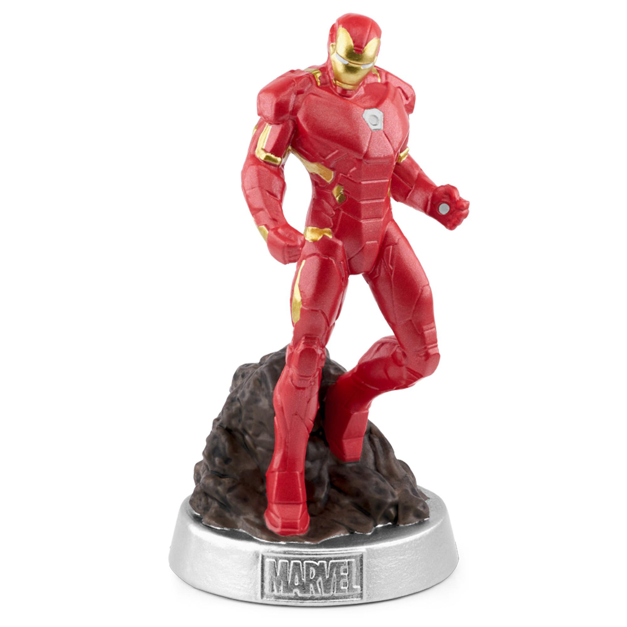 Eine rote Iron Man-Figur mit goldenen Akzenten steht auf einem Felsen mit Marvel-Logo.