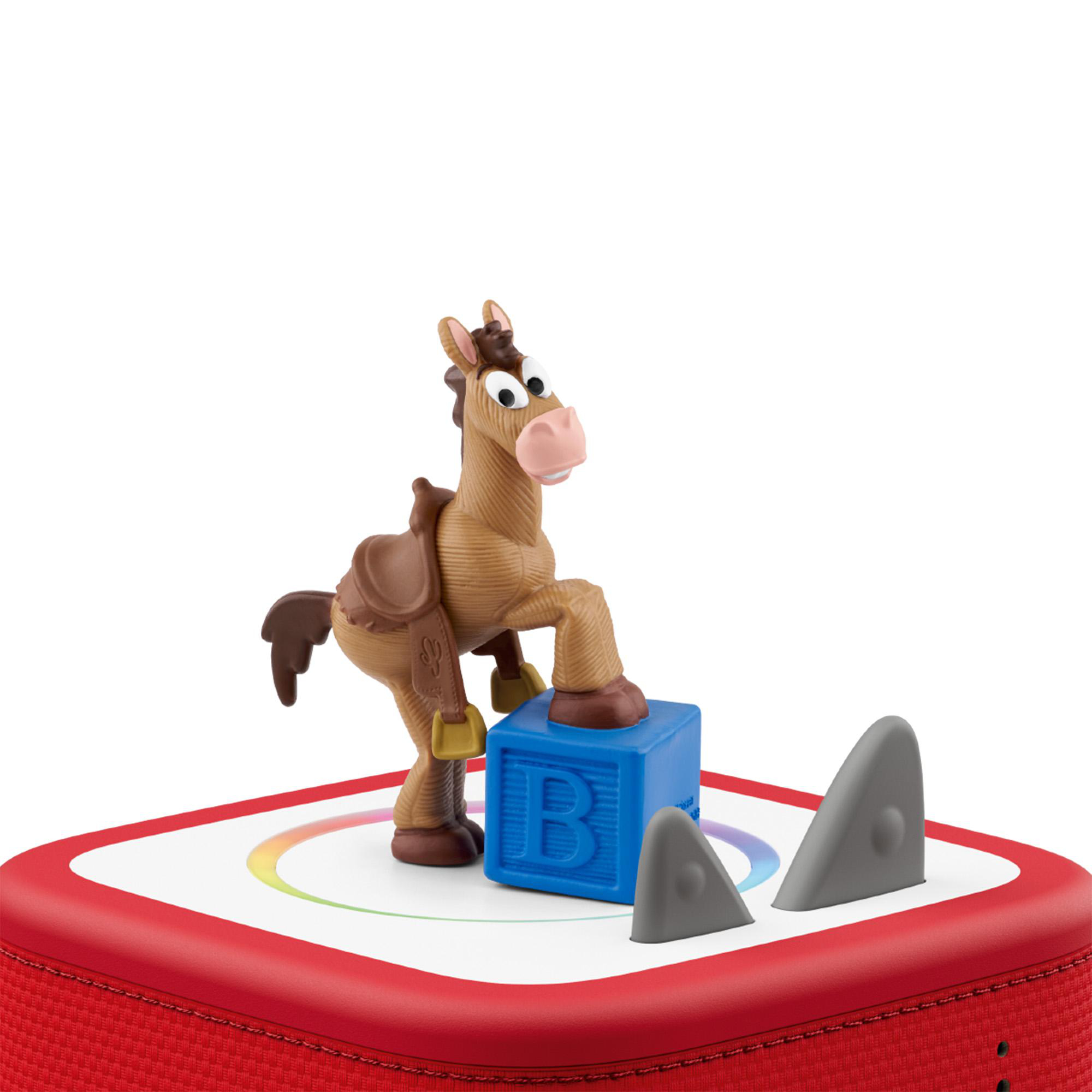 Brauner Spielzeugpferd auf blauem Block mit Hai-Flossen auf roter Basis.