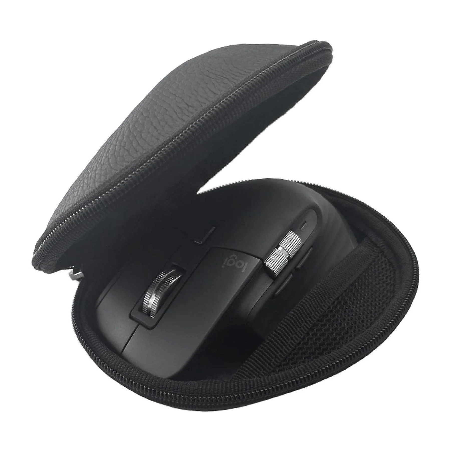Fekete Logitech egér egy nyitott, fekete cipzáras tokban.