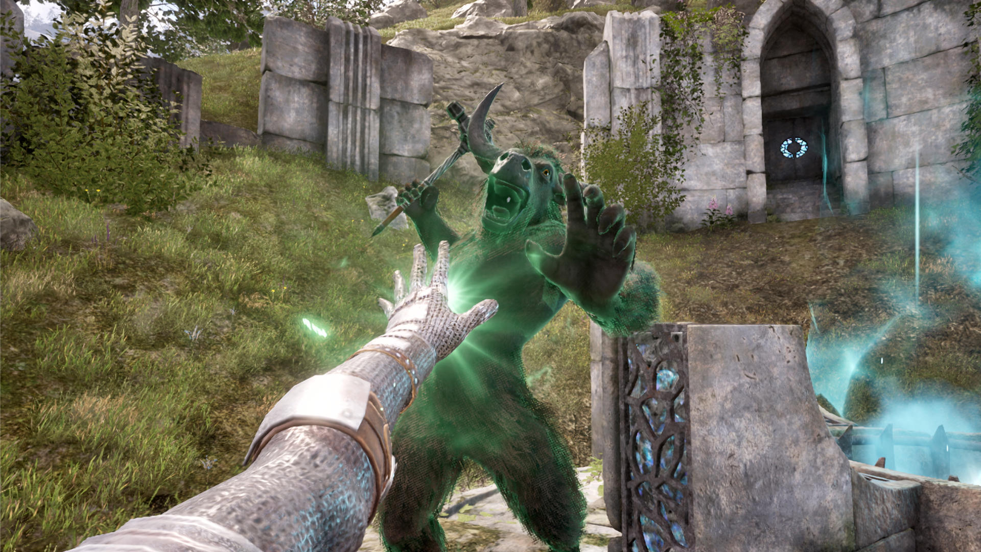 Ein grüner Minotaurus greift mit einer Axt an, während eine Hand einen Zauber wirkt.