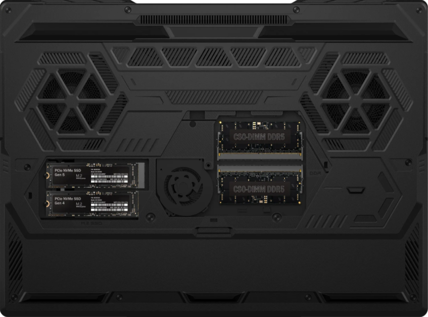 Rückseite eines Laptops mit zwei SSDs und zwei DDR5-RAM-Modulen.