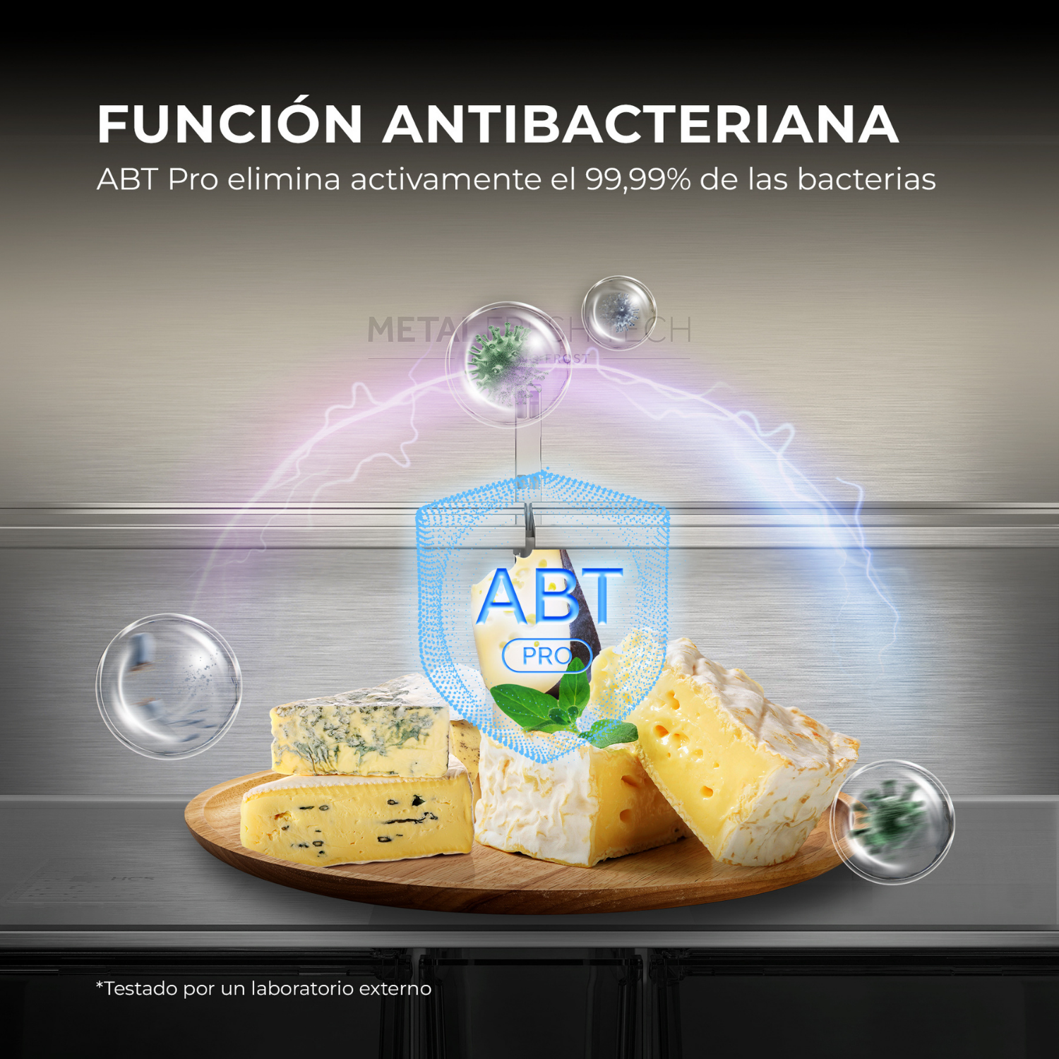 Queso en tabla de madera con símbolo de protección antibacteriana.