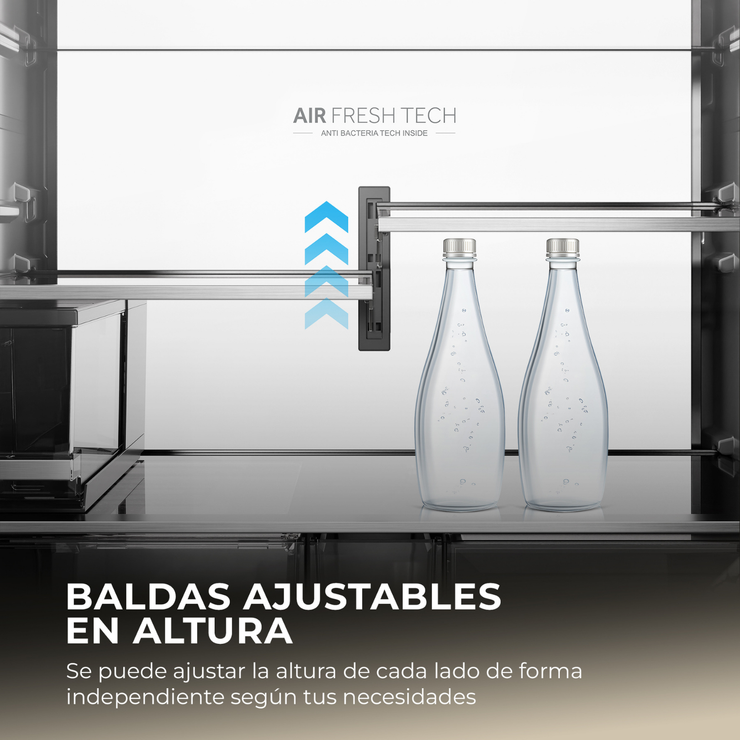 Dos botellas de agua de vidrio están en un estante de refrigerador.