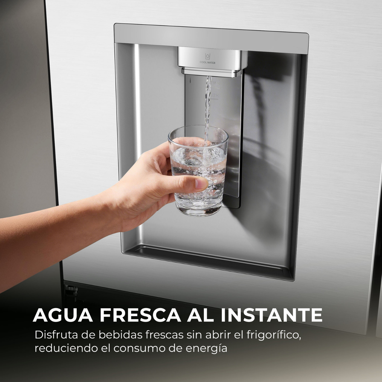 Una mano llena un vaso con agua de un dispensador de refrigerador.