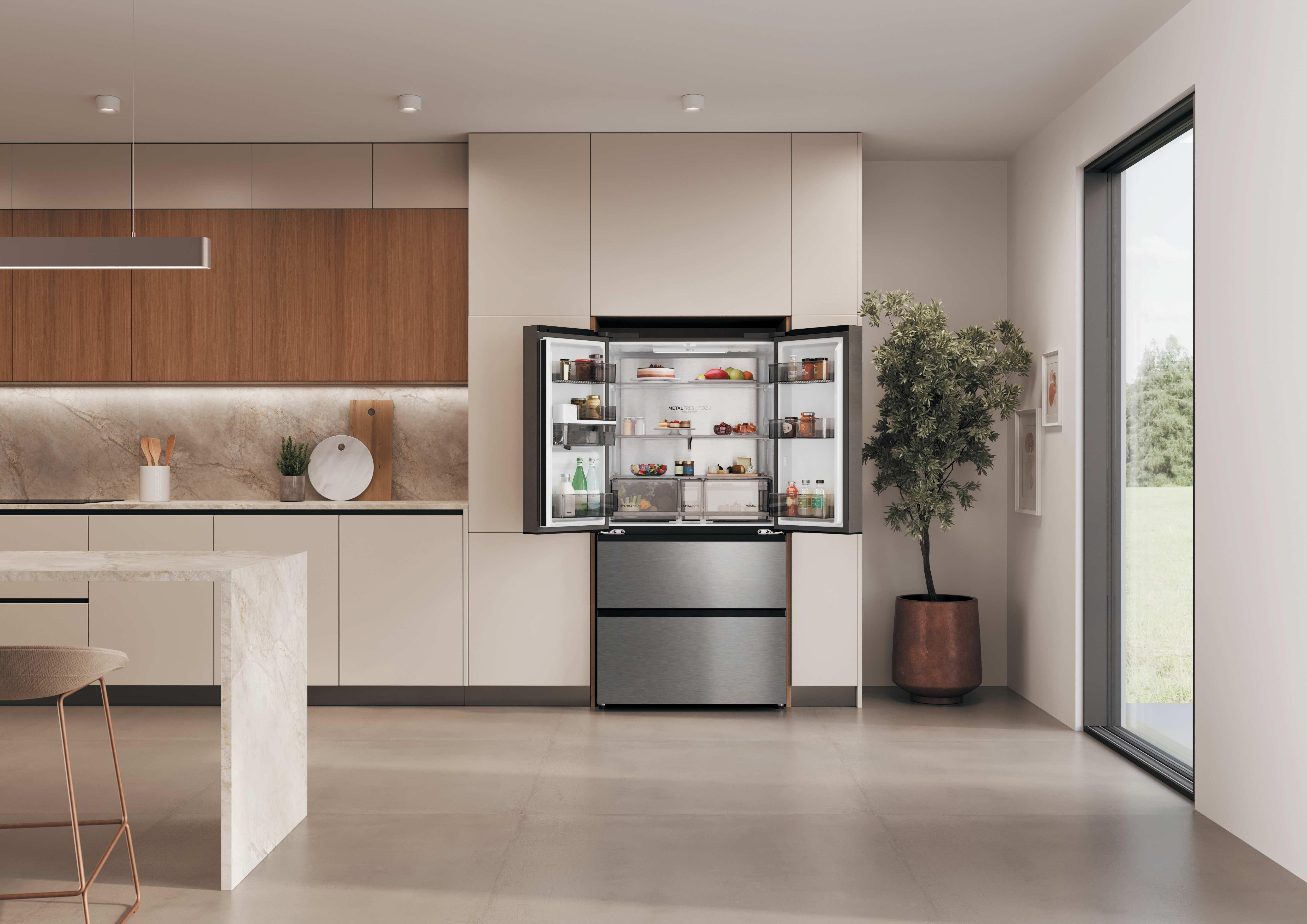 Cocina moderna con frigorífico abierto, isla de mármol, detalles de madera y ventana grande.