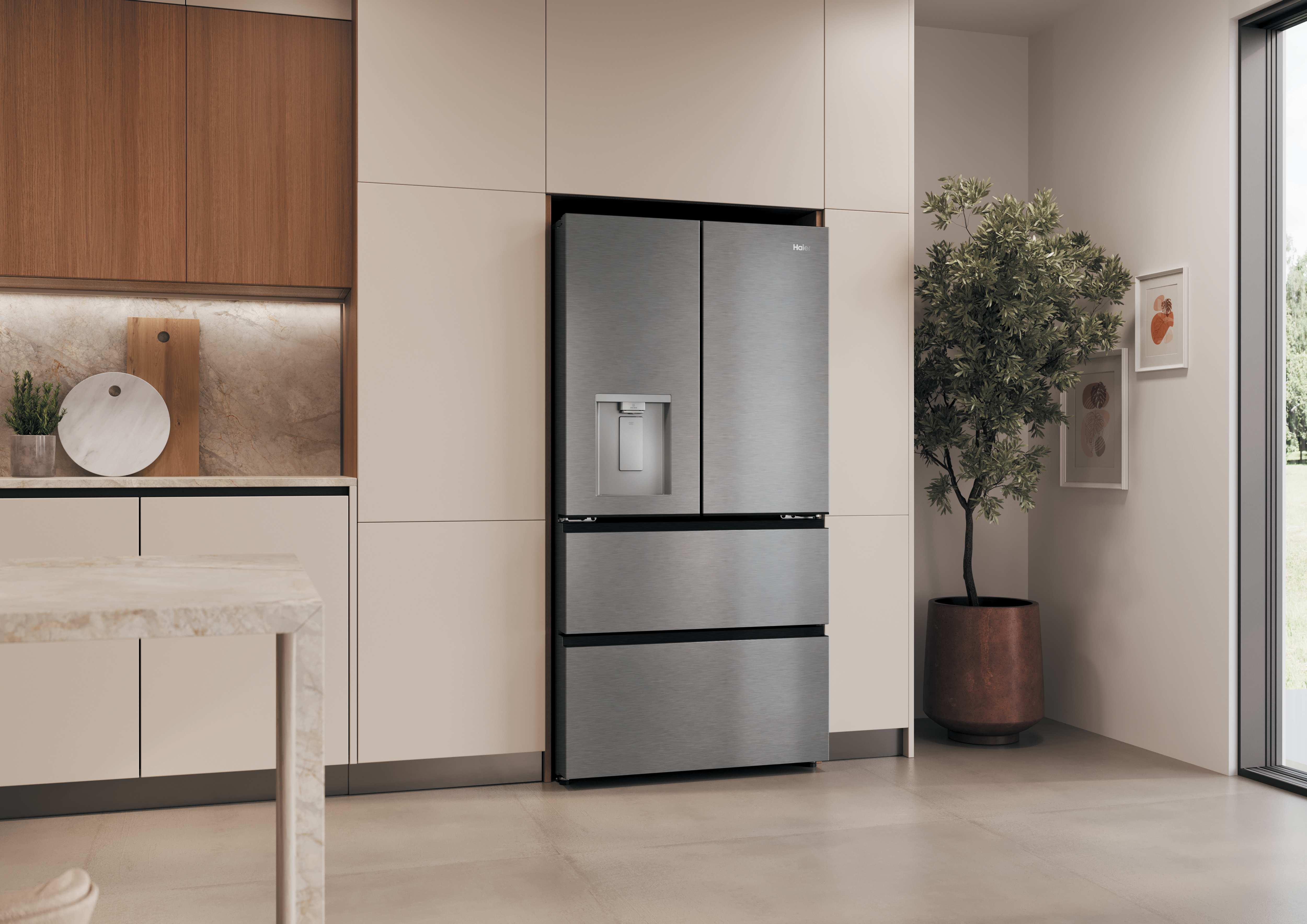 Un refrigerador moderno de acero inoxidable con dispensador de agua en una cocina elegante.