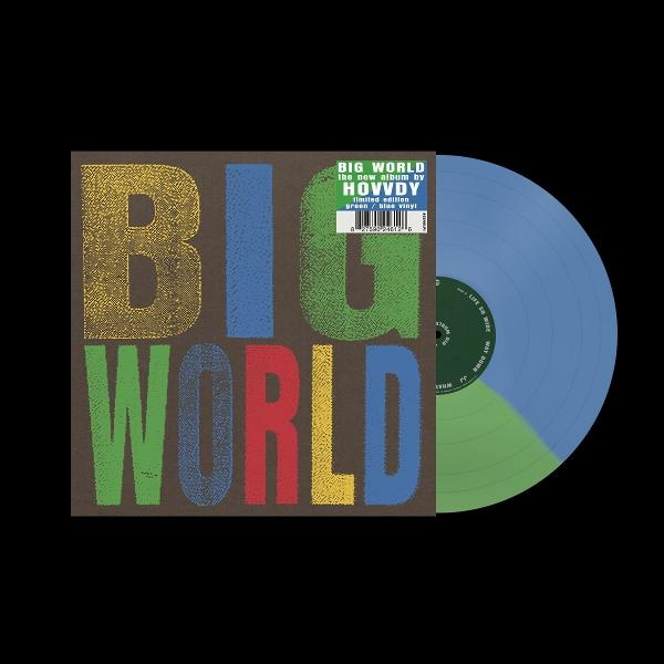 Ein Schallplatten-Cover mit dem Titel "BIG WORLD" und einer mehrfarbigen Schallplatte.