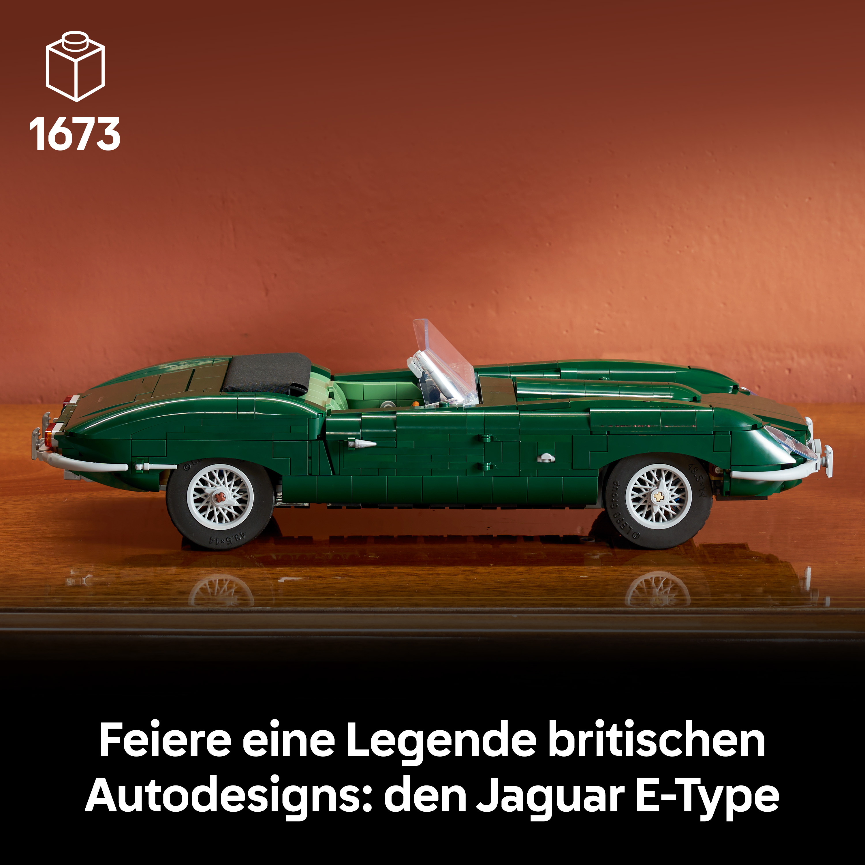 Ein grüner Lego Jaguar E-Type Roadster mit Chromdetails und Speichenrädern.