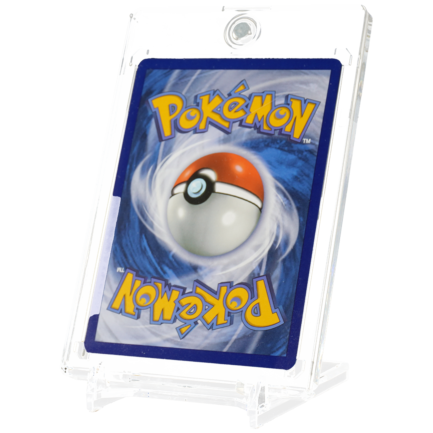 Achterkant van een Pokémon-kaart in een beschermhoes, tentoongesteld op een zwarte standaard.