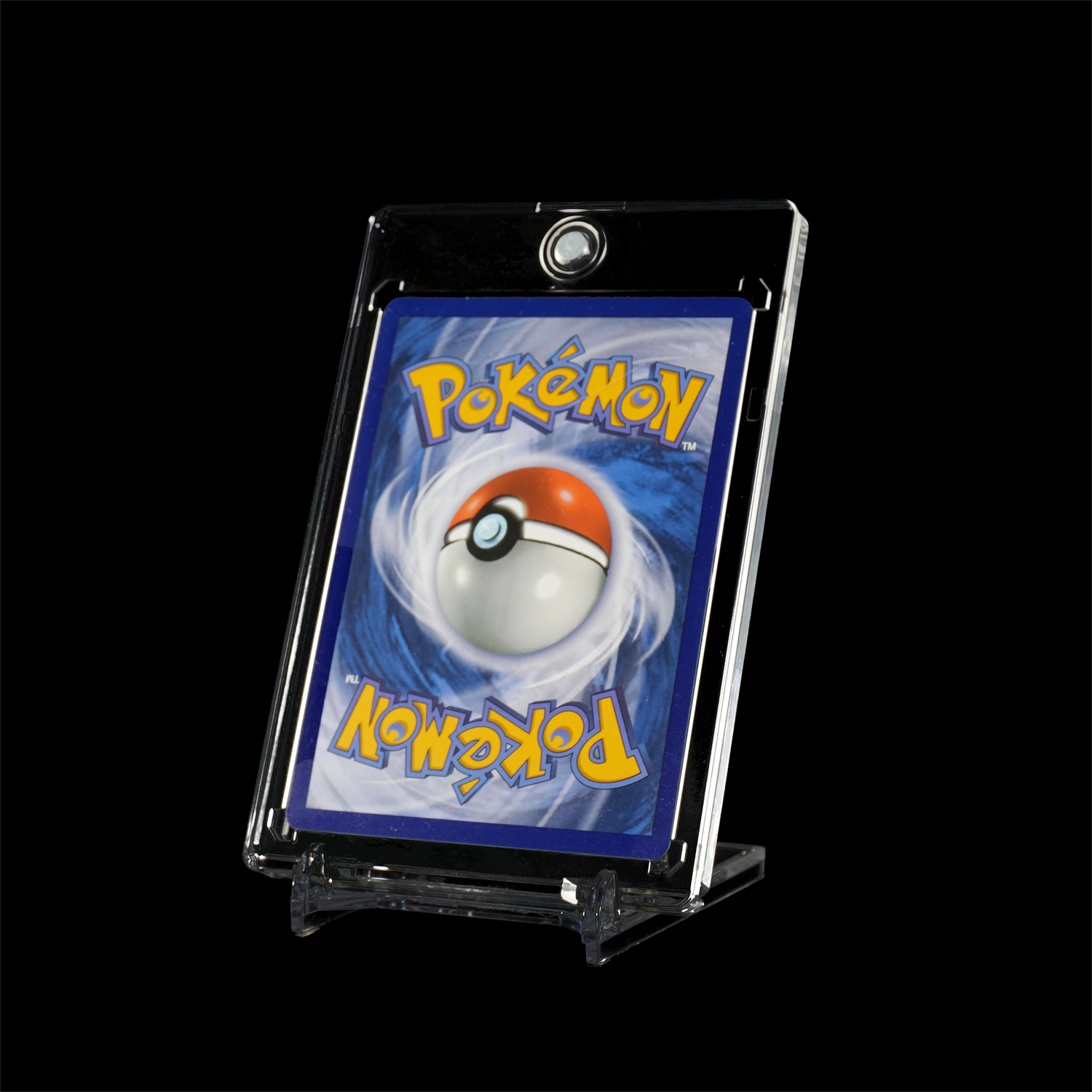 Achterkant van een Pokémonkaart in beschermhoes op zwarte achtergrond.